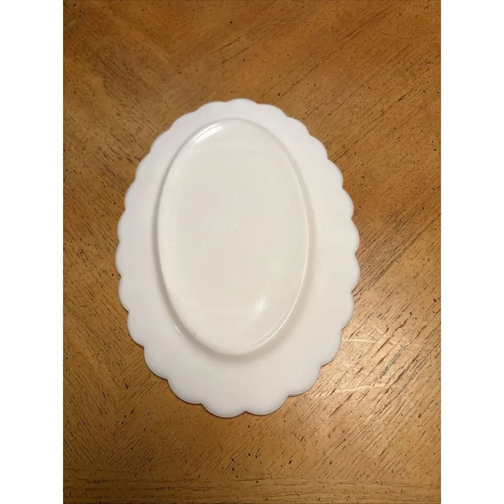 VINTAGE WESTMORELAND WHITE MILK GLASS PANELED GRAPE SAUCER/PLATTER‎